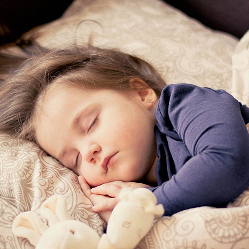  une maman avec son bébé pharmacie Lacheré